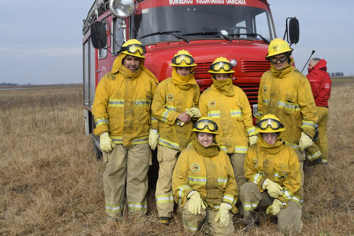VickyCas16's tweet photo. Capacitación incendios forestales Nivel 1. No tengo palabras de agradecimiento por los compañeros que me tocaron para formar este hermoso grupo y aún más con los B.V de Daireaux que nos recibieron, capacitaron y nos hicieron sentir como en casa. Una calidez humana inexplicable ❤ https://t.co/VRkQ0xjl5Q