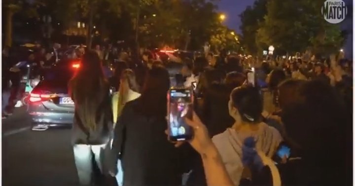 Vmalntoplc's tweet photo. Taehyung the main character. Always grabbing the attention and stand out the most. The show stopper, the main event. He outshine and stand out effortlessly.
Rise and shine more and more my love.
The most reporters gathering around him.
The biggest crowd following his car 😆 https://t.co/SGJjvcR8lu