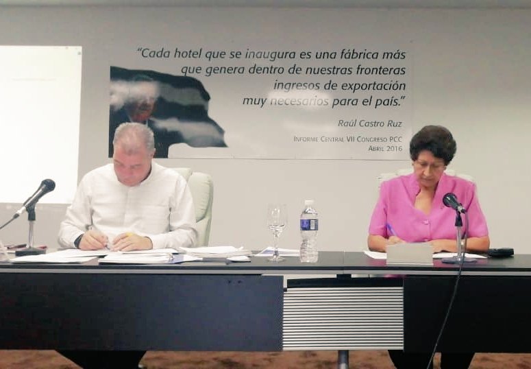 MinturCuba's tweet photo. Firman los Ministros de Turismo Juan Carlos García Granda y la Ministra  de Educación, Ana Elsa Velasquez Cobiella, convenio de trabajo entre ambos organismos para la formación de fuerza de trabajo calificada. #Cuba https://t.co/QDid2E9bMk