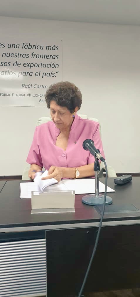 MinturCuba's tweet photo. Firman los Ministros de Turismo Juan Carlos García Granda y la Ministra  de Educación, Ana Elsa Velasquez Cobiella, convenio de trabajo entre ambos organismos para la formación de fuerza de trabajo calificada. #Cuba https://t.co/QDid2E9bMk