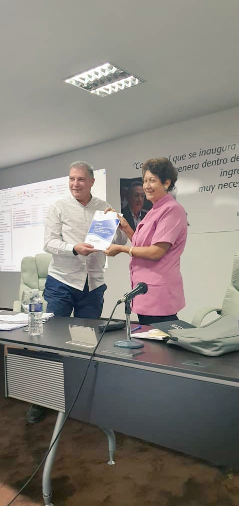 MinturCuba's tweet photo. Firman los Ministros de Turismo Juan Carlos García Granda y la Ministra  de Educación, Ana Elsa Velasquez Cobiella, convenio de trabajo entre ambos organismos para la formación de fuerza de trabajo calificada. #Cuba https://t.co/QDid2E9bMk