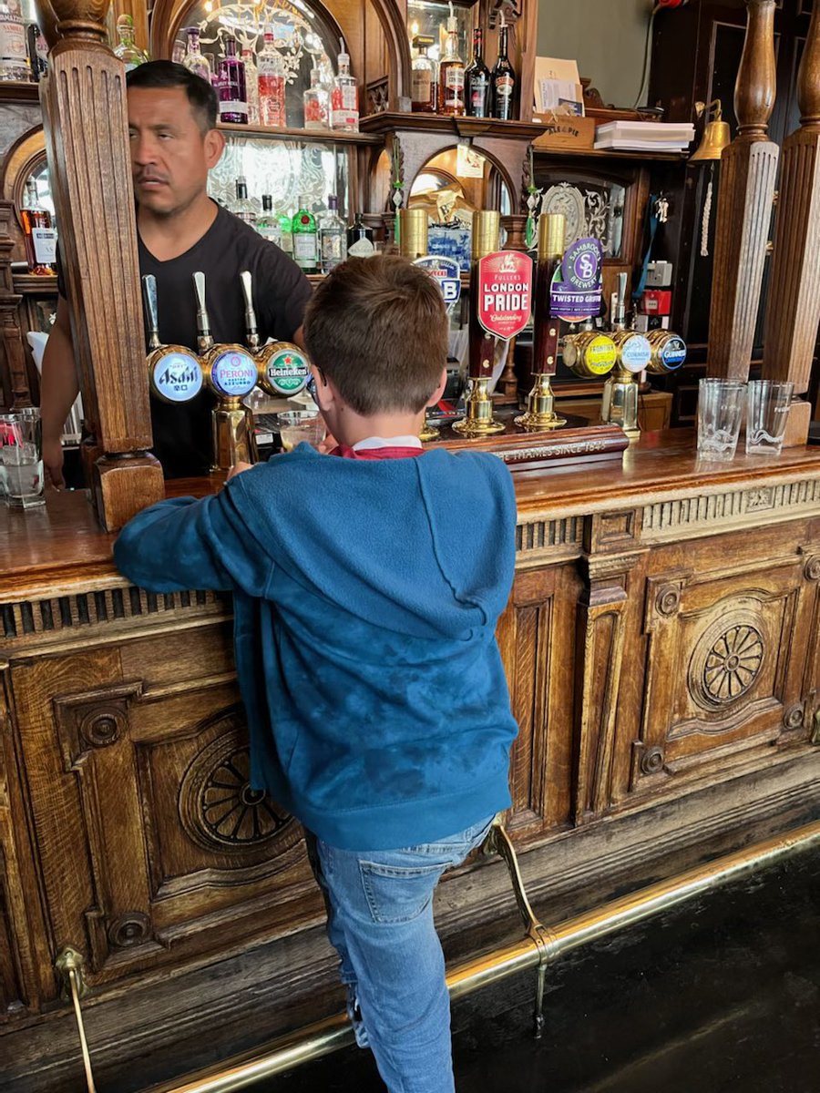 MarlynStrtHwks's tweet photo. Great day 2 in London #westminster #theredlion https://t.co/qZlpFgHSA5