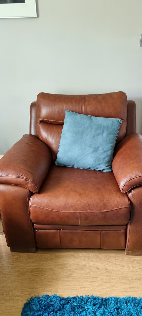 linda_aubrat's tweet image. #newchair #notmatching @DFS never trust a salesperson to order the chair you asked for. Why are shops closing? I can give you a few reasons. Very disappointed 😞