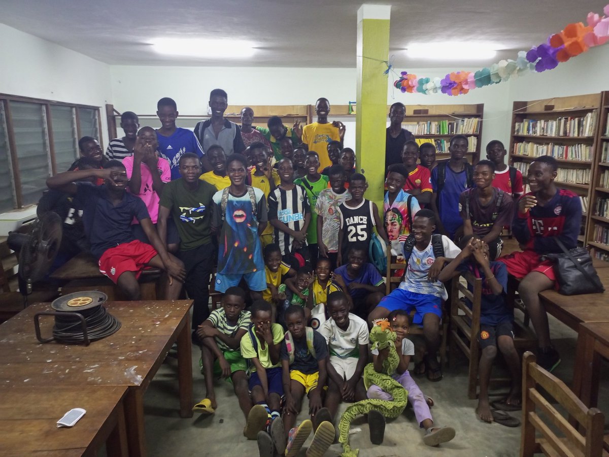 EdemPremier's tweet photo. La prévention de l'#extrémisme violent basé sur la différence religieuse et ethnique. Il en était question aujourd'hui avec des adolescents de #ymcatogo football club. Agissons sur la jeune génération pour un mieux être futur. #Nokadaka #CDFDH #Youth4Peace #Idove https://t.co/JawpoDjgpj