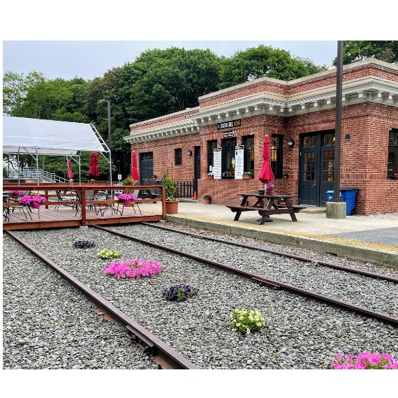 paul_raymer's tweet photo. Second Law book launch was a grand success. Great weather - and luckily no trains!
#CapeCodMurder #crimefiction https://t.co/VVf6WXTVqi