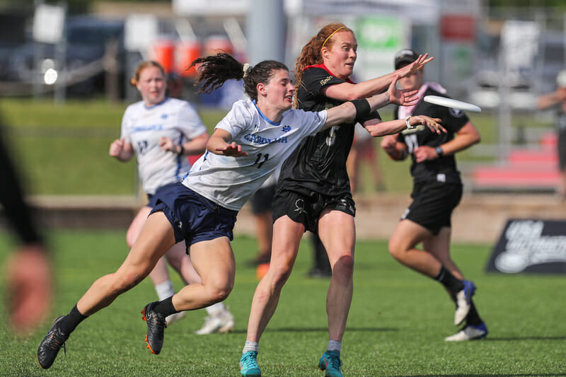 2022 D-I Women's Player of the Year -> ultiworld.com/2022/06/27/202… [Photo: <a href="/UltiPhotos/">UltiPhotos</a> | Pres. by <a href="/NUTC_Amherst/">NUTC</a>]