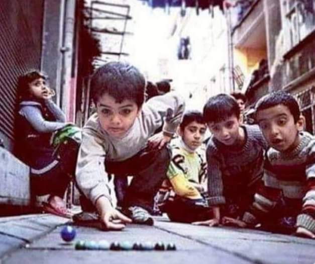 blackbefittingu's tweet photo. " تكبر فتكتشف أن كل الأوقات التي قضيتها في اللهو واللعب وكنت فيها سعيداً ، لم تكن وقتاً ضائعاً كما أخبروك ، بالأحرى أنت لم تعشْ سوی تلك اللحظات !! " https://t.co/CExANVSIOx