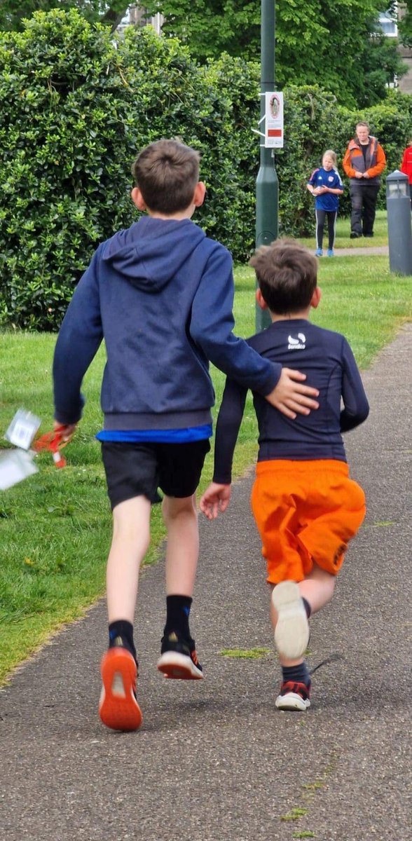 Happiness is… encouraging others at Baxter Park junior parkrun 🥰 
<a href="/parkrunUK/">parkrun UK</a> 🌳 #loveparkrun #Dundee