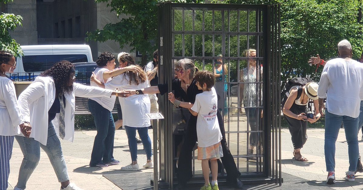 🆘DECRIMINALIZE SURVIVORS! On Saturday, we hosted the reveal of Donna Ferrato's 'Wall of Silence' at Collect Pond Park. Inspirational words and dance by @GibneyDance raising awareness about criminalizing survivors of gender-based & domestic violence. @TriBeCaFaces @NYCParks