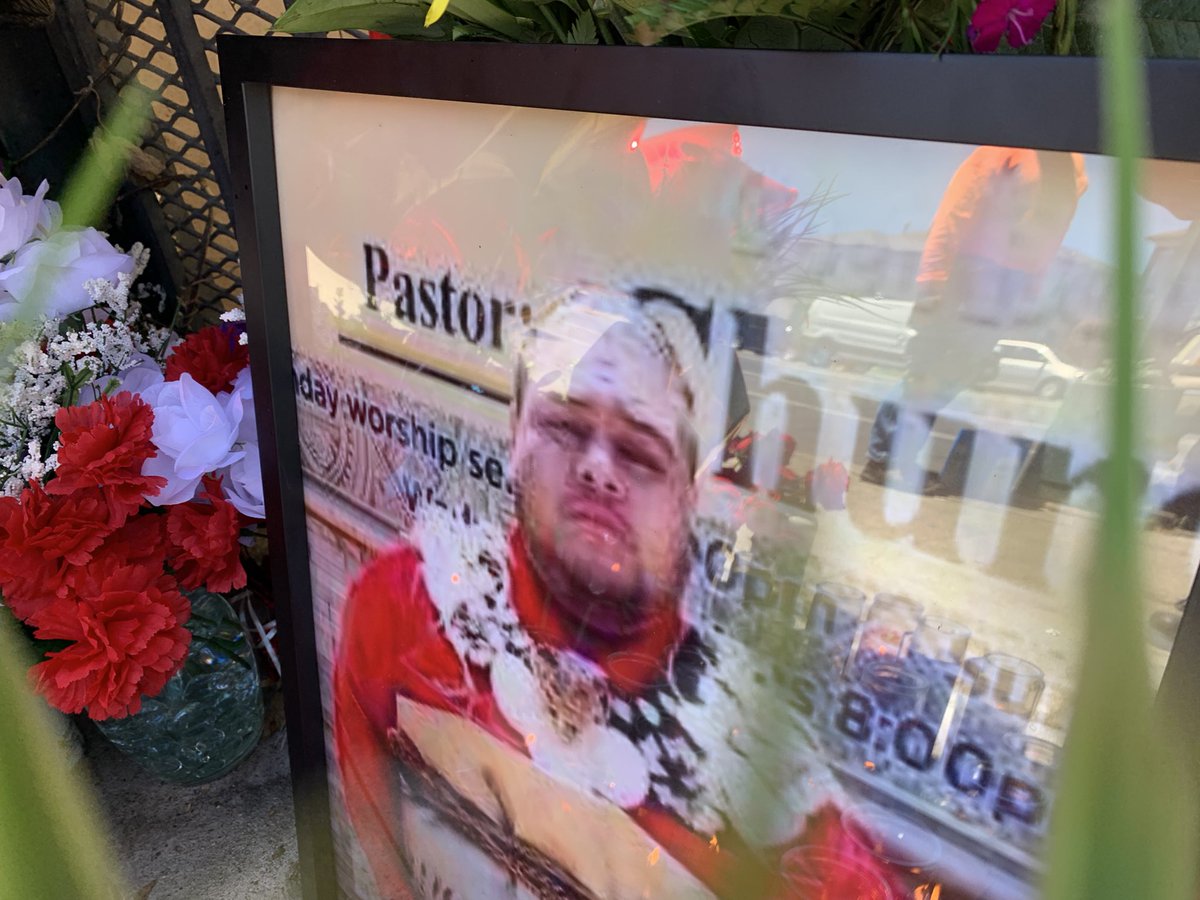 henrykleeKTVU's tweet photo. 19yo unlicensed driver leaving sideshow - and who was tailed by @oaklandpoliceca - crashes at 54th &amp; International, knocking parked vehicle into and killing man &amp; injuring other bystanders. Victim’s family &amp; @ChiefLeronne speak out. 4,5:10,6,7:15 p.m. @KTVU https://t.co/wBwvIQDIRY