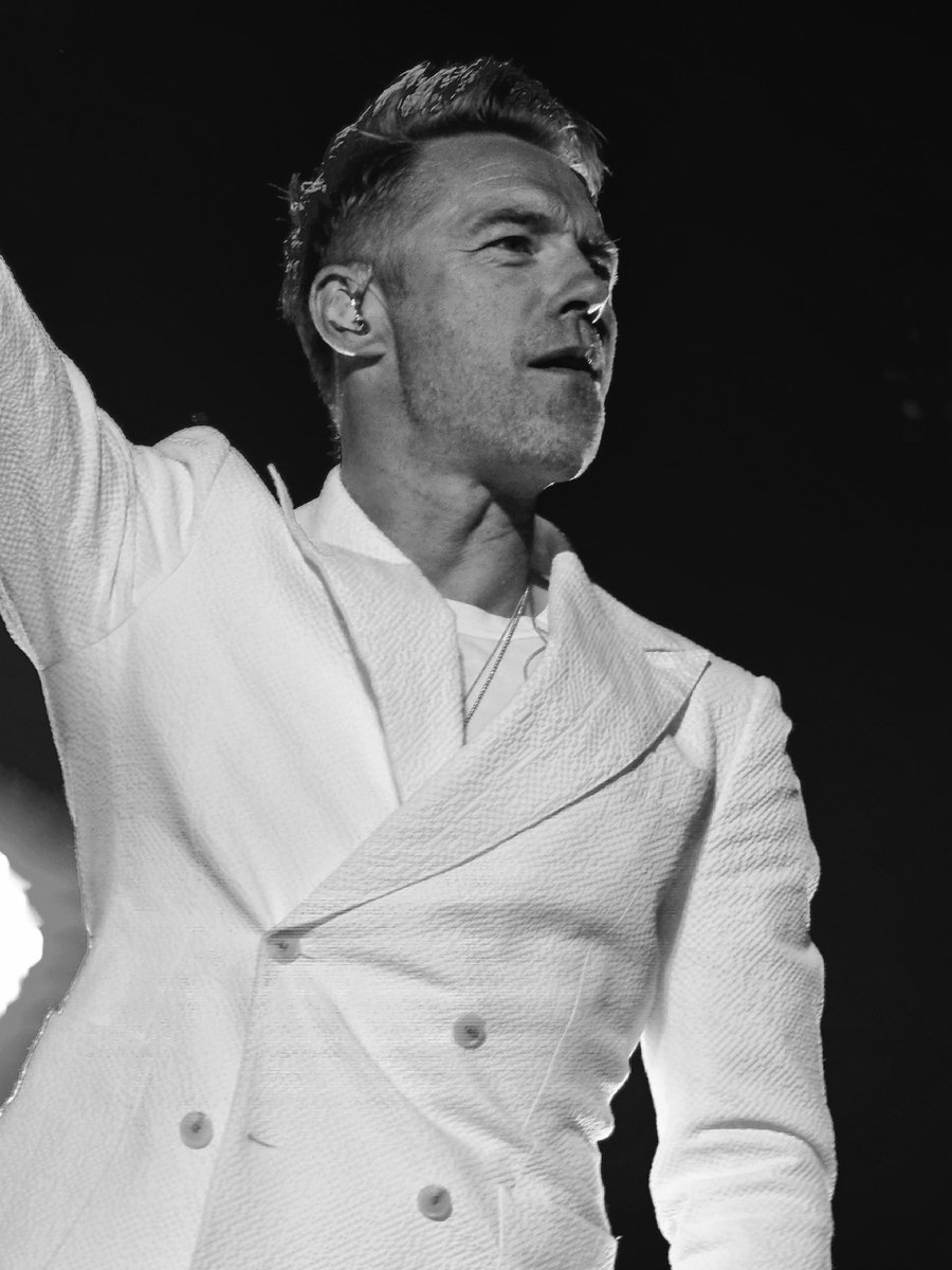 mercedesgirl69's tweet photo. WOWZER Mr K!! @ronanofficial Now that was AWESOME!!🎶🎵❤️🎶🎵 Southend rocked as did you...unbloody believable..!!❤️🎶🎵 Your vocals tonight blew me away...and that dancing on that sloped stage...💃😂 was superb!!😂 Onto Sheffield tomorrow, see you there!! #Gig14 #AllTheHitsTour https://t.co/zyLaxNqjvA