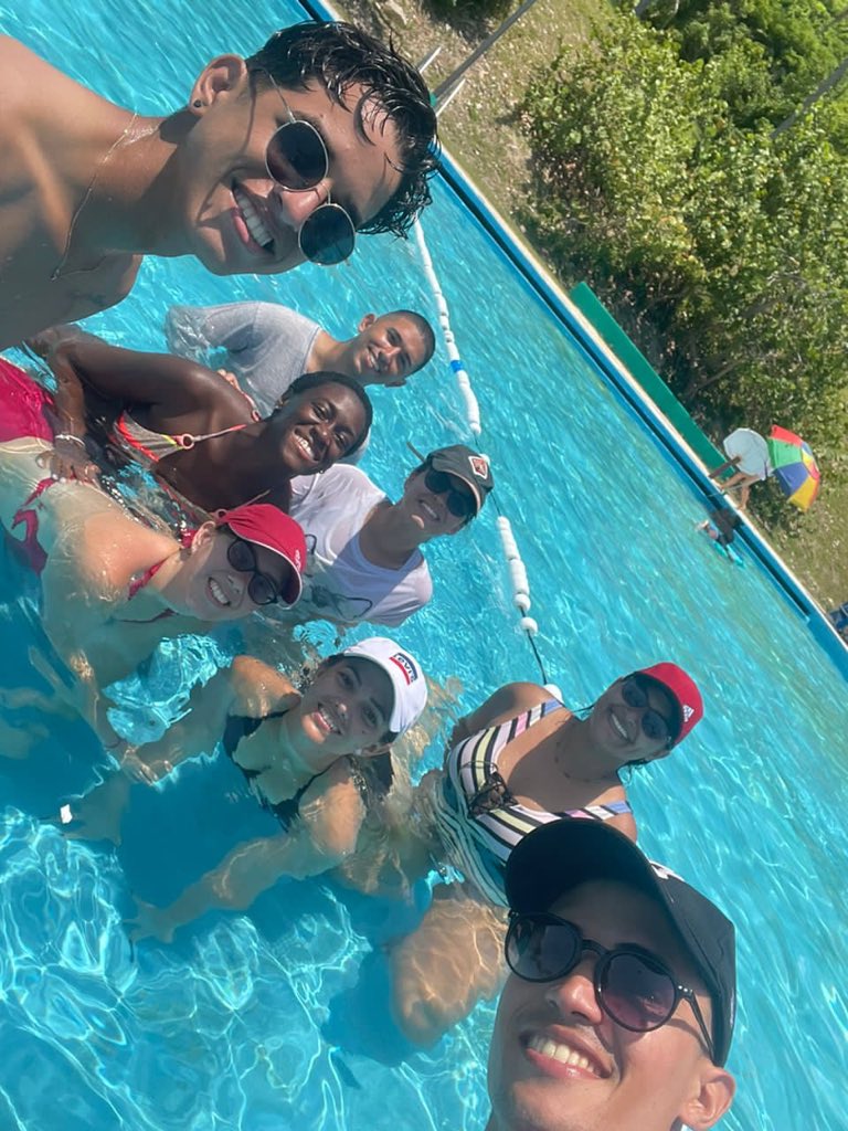 La felicidad de estar rodeados de 👩🏾‍🤝‍👨🏻👩🏼‍🤝‍👩🏾 gente que con el tiempo ya se han convertido en parte de tu familia 🧬.