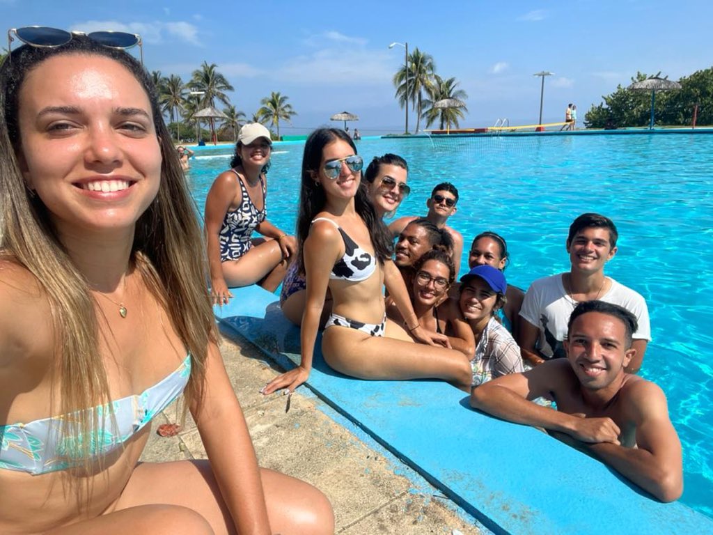 La felicidad 😉 de sentarnos en el borde de una 🏊🏻‍♀️ piscina y sólo disfrutar🥳, sin pensar en seminarios📃, pruebas📚, preguntas escritas📝 o tesis📒.