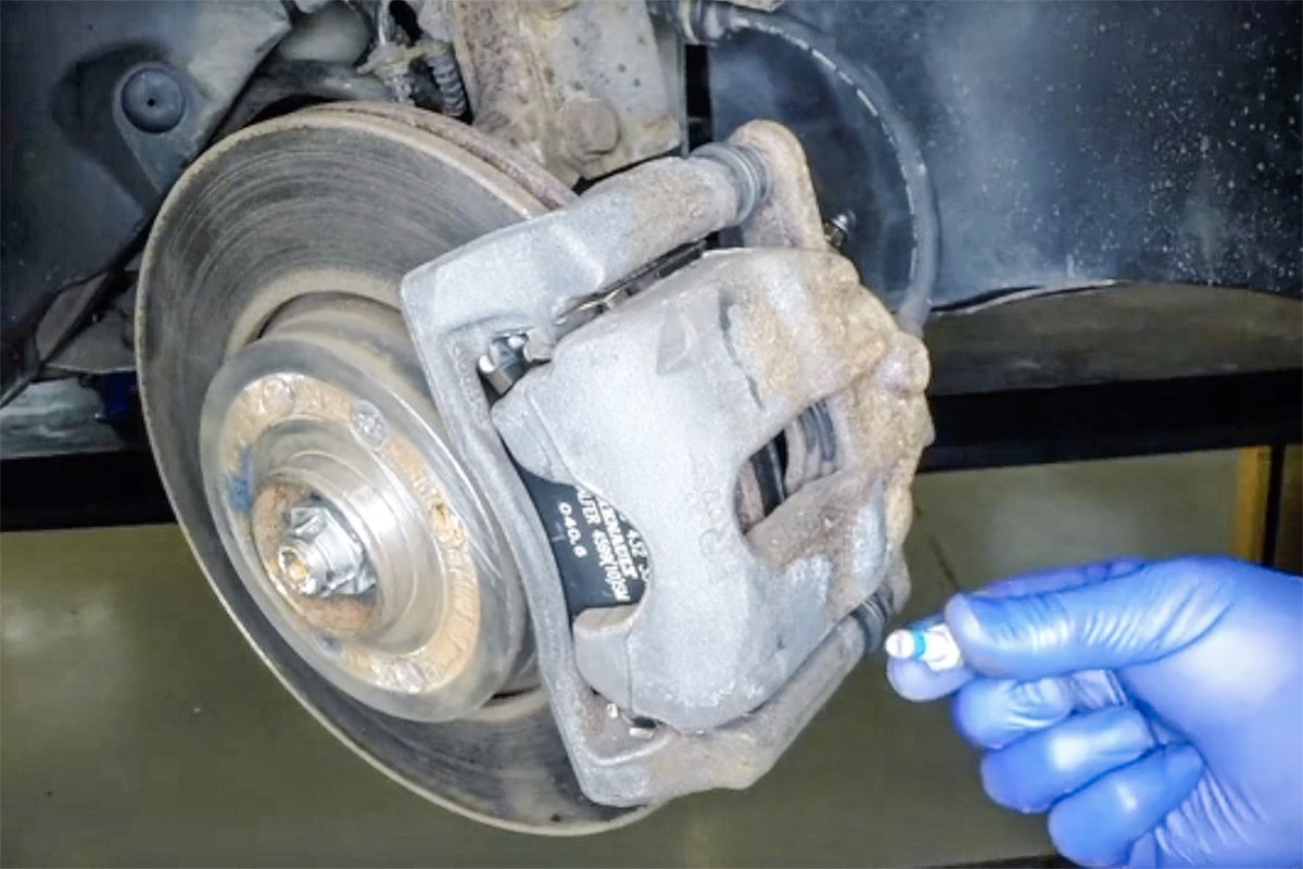 HaynesManuals's tweet photo. (🇦🇺) How to check and change your car’s brake pads: https://t.co/esLQ3MTcIc 🔍🔧 https://t.co/PkxSOJi0yv