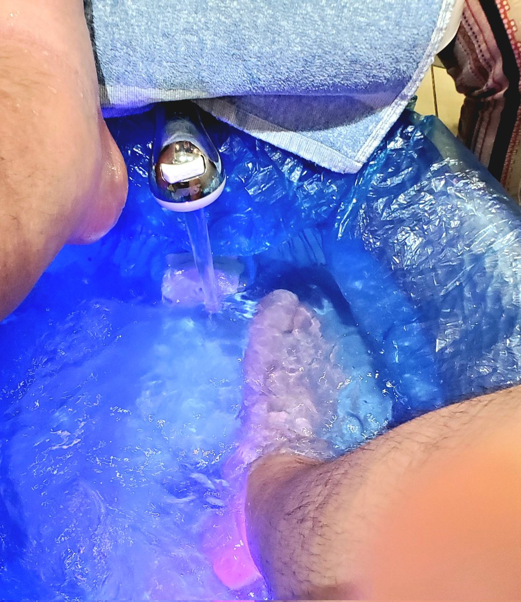 RetroGazz's tweet photo. Pedicure time. #FootFancy #GuysGetPamperedToo https://t.co/yoDlk3FQaK