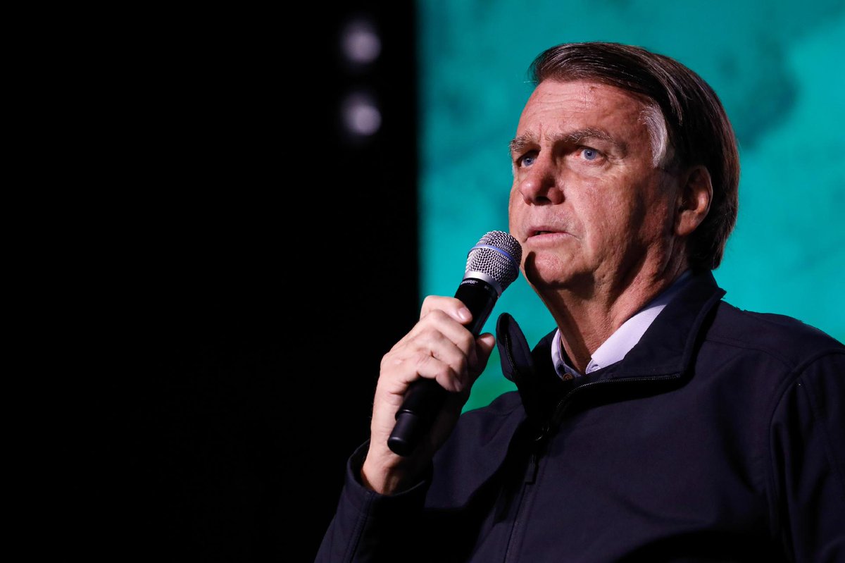 UOLNoticias's tweet photo. Bolsonaro assina decreto para se blindar de eventual crime em ano eleitoral

➡️ Texto prevê que AGU dê a palavra final sobre a legalidade das ações do governo

👉 https://t.co/kGJNatQWLC https://t.co/4LtzD9tOFi