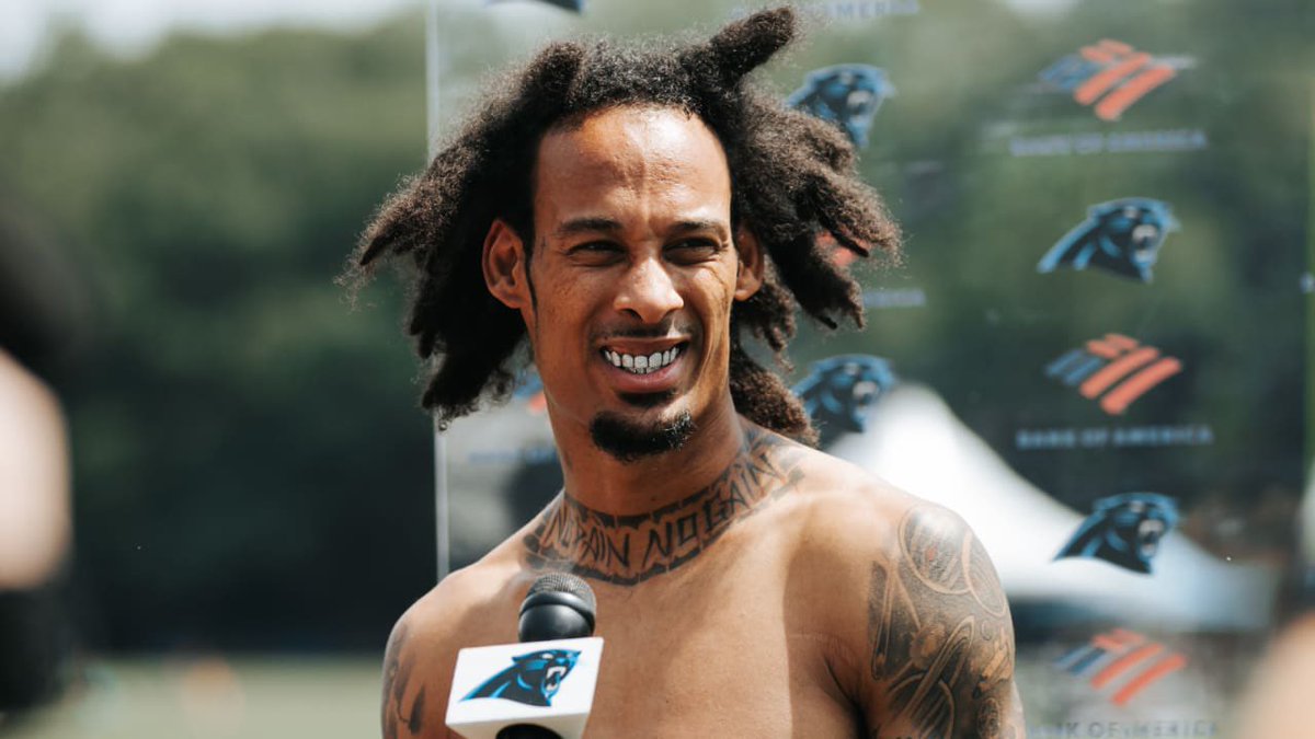 NFL wide receiver Robby Anderson passes out clothes , shoes &amp; food the the less fortunate in Fort Lauderdale
