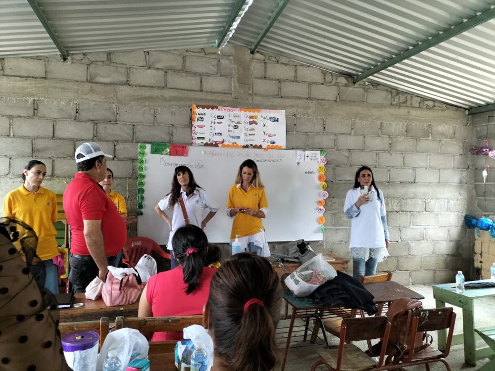 RicardoBSalinas's tweet photo. A esta escuela en #Oaxaca la vamos a arreglar y a dejar al 100, fue una escuela afectada por el huracán y mi esposa @MLMSalinas me pidió ayuda para que los niños tengan un lugar digno a donde ir a aprender, ¿si no nos ayudamos entre nosotros entonces quién? https://t.co/plK6Ka5Cji