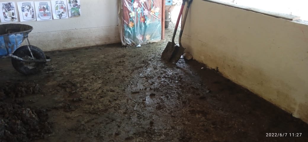 RicardoBSalinas's tweet photo. A esta escuela en #Oaxaca la vamos a arreglar y a dejar al 100, fue una escuela afectada por el huracán y mi esposa @MLMSalinas me pidió ayuda para que los niños tengan un lugar digno a donde ir a aprender, ¿si no nos ayudamos entre nosotros entonces quién? https://t.co/plK6Ka5Cji