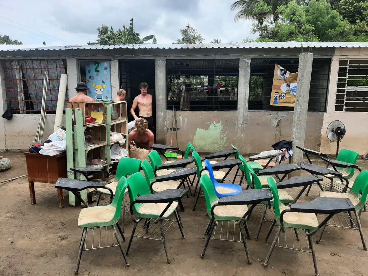 RicardoBSalinas's tweet photo. A esta escuela en #Oaxaca la vamos a arreglar y a dejar al 100, fue una escuela afectada por el huracán y mi esposa @MLMSalinas me pidió ayuda para que los niños tengan un lugar digno a donde ir a aprender, ¿si no nos ayudamos entre nosotros entonces quién? https://t.co/plK6Ka5Cji