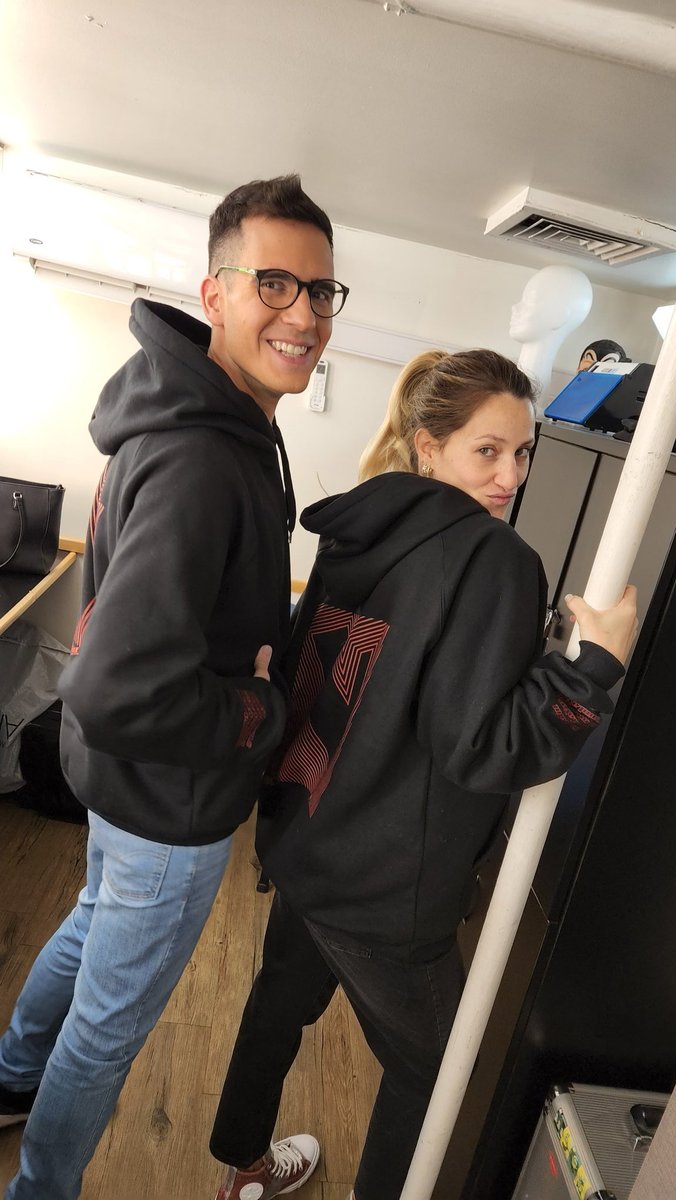 peralta_nico's tweet photo. Una de hoy con @MicaViciconte y nuestros buzos de @LaVozArgentina  @telefe 🎤🎶🎵📺 #LaVozArgentina 💙💚❤ https://t.co/xMX1cscECI
