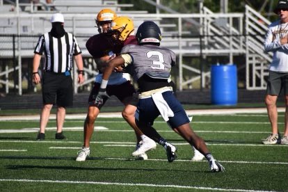 braydenTyus's tweet photo. Focused! Ball Hawk….. coming to a back field near you🤞🏽. #Slim #DefensiveEnd #DecaturCentral #FlyasOne🦅 #HawkPride #Classof2025 💙💛 #raisetheflag🏴☠️ https://t.co/Al5mgZWdic
