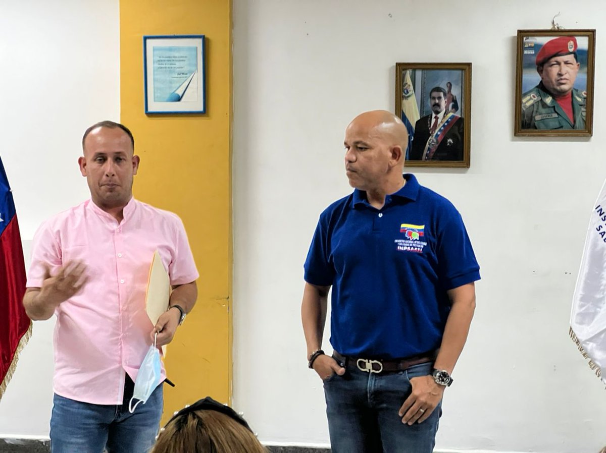 EdgarBlanco_VE's tweet photo. Hoy recibimos de la mano de los delegados de Prevención y en compañía del Presidente de @Inpsasel_vzla Jesus Ortega la Propuesta de formación y Autoformación de la clase obrera instruido por el Presidente @NicolasMaduro con el apoyo de los Ministr@s @torrealbaf @TibisayLucena8 https://t.co/uVyj9JbZQB