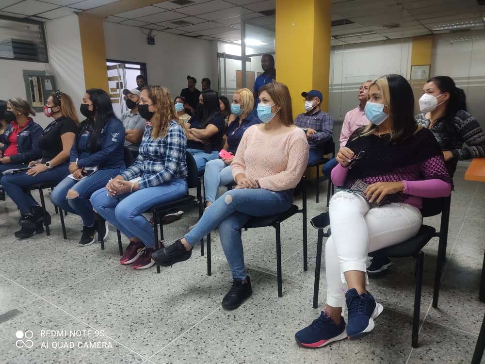 EdgarBlanco_VE's tweet photo. Hoy recibimos de la mano de los delegados de Prevención y en compañía del Presidente de @Inpsasel_vzla Jesus Ortega la Propuesta de formación y Autoformación de la clase obrera instruido por el Presidente @NicolasMaduro con el apoyo de los Ministr@s @torrealbaf @TibisayLucena8 https://t.co/uVyj9JbZQB