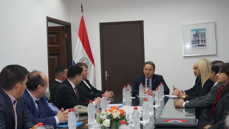 mreparaguay's tweet photo. El ministro sustituto, Raúl Silvero, recibió al señor Juan Bautista Ferreira, a quien en nombre del Estado paraguayo agradeció por su donación de 2 hectáreas de tierras en el distrito de Ñacunday, la cual quedó perfeccionada a favor de la @annpparaguay.
➡️https://t.co/bC7Rx1uPNe https://t.co/sY7gJ099w3