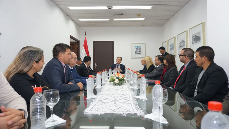 mreparaguay's tweet photo. El ministro sustituto, Raúl Silvero, recibió al señor Juan Bautista Ferreira, a quien en nombre del Estado paraguayo agradeció por su donación de 2 hectáreas de tierras en el distrito de Ñacunday, la cual quedó perfeccionada a favor de la @annpparaguay.
➡️https://t.co/bC7Rx1uPNe https://t.co/sY7gJ099w3