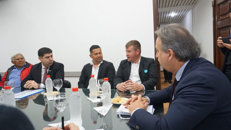 mreparaguay's tweet photo. El ministro sustituto, Raúl Silvero, recibió al señor Juan Bautista Ferreira, a quien en nombre del Estado paraguayo agradeció por su donación de 2 hectáreas de tierras en el distrito de Ñacunday, la cual quedó perfeccionada a favor de la @annpparaguay.
➡️https://t.co/bC7Rx1uPNe https://t.co/sY7gJ099w3
