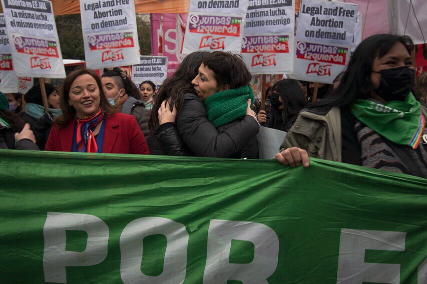 MoniMacha's tweet photo. 🔥💚🇺🇸 Estados Unidos volvió al aborto clandestino y es tarea de todxs recuperar ese derecho!

Es un avance de sectores conservadores es un retroceso sanitario y social, pero también un problema cultural y político.

Desde la Rural caminamos juntas hacia la Embajada de EEUU. https://t.co/doB5Vyxs8o