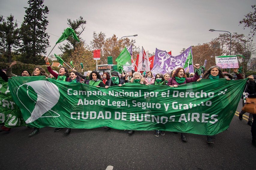 MoniMacha's tweet photo. 🔥💚🇺🇸 Estados Unidos volvió al aborto clandestino y es tarea de todxs recuperar ese derecho!

Es un avance de sectores conservadores es un retroceso sanitario y social, pero también un problema cultural y político.

Desde la Rural caminamos juntas hacia la Embajada de EEUU. https://t.co/doB5Vyxs8o
