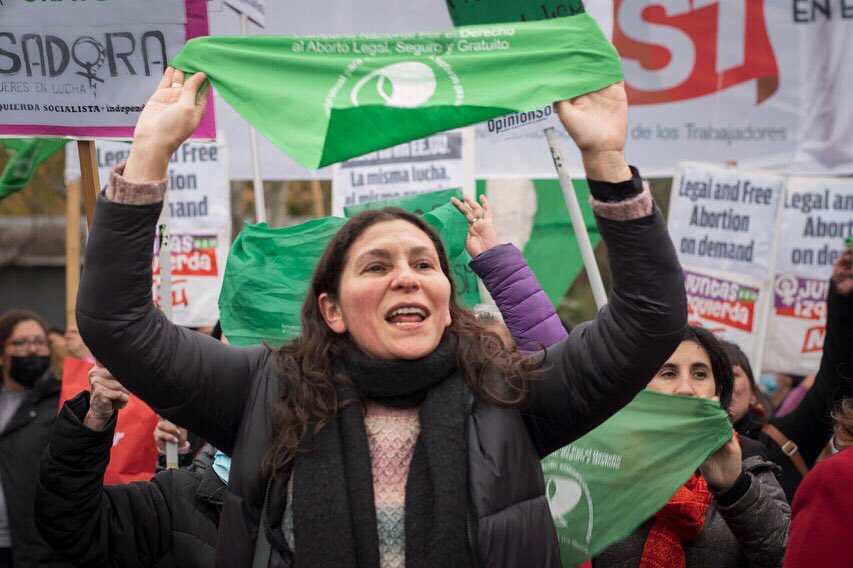 MoniMacha's tweet photo. 🔥💚🇺🇸 Estados Unidos volvió al aborto clandestino y es tarea de todxs recuperar ese derecho!

Es un avance de sectores conservadores es un retroceso sanitario y social, pero también un problema cultural y político.

Desde la Rural caminamos juntas hacia la Embajada de EEUU. https://t.co/doB5Vyxs8o