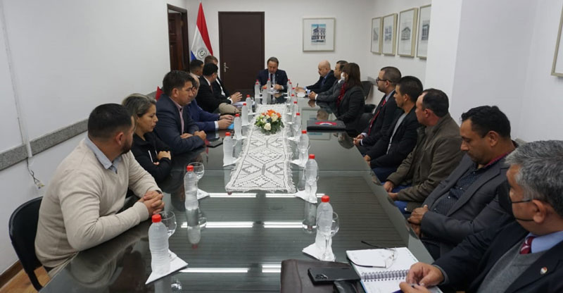 mreparaguay's tweet photo. El ministro sustituto, Raúl Silvero, recibió al señor Juan Bautista Ferreira, a quien en nombre del Estado paraguayo agradeció por su donación de 2 hectáreas de tierras en el distrito de Ñacunday, la cual quedó perfeccionada a favor de la @annpparaguay.
➡️https://t.co/bC7Rx1uPNe https://t.co/sY7gJ099w3