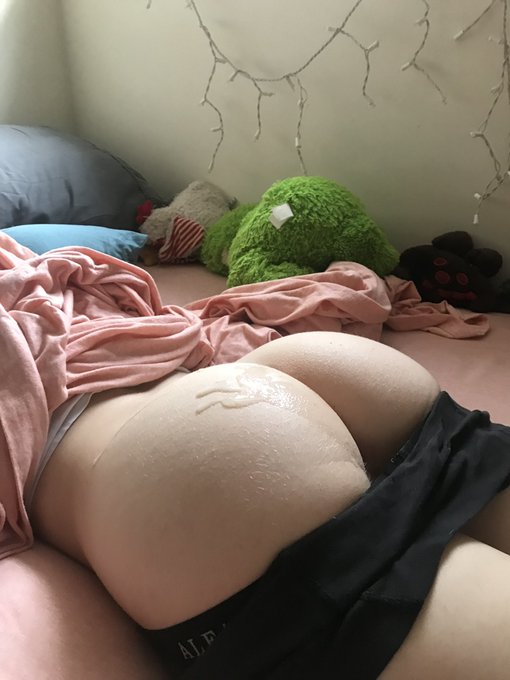 1 pic. Okay, game time: fuck, marry, kill, my ass, my stomach, my feet ? https://t.co/A8claSAKmC