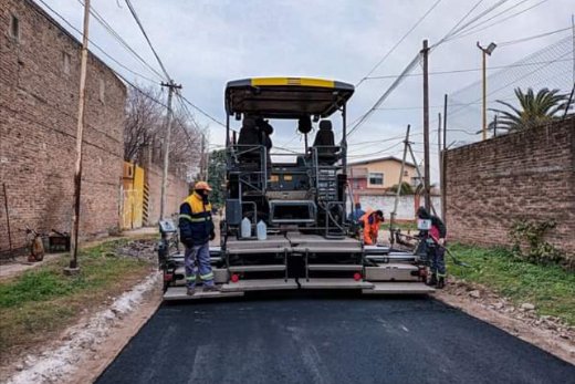 ishiiargentina's tweet photo. Nuestros equipos municipales realizaron diversos trabajos de pavimentación asfáltica en la calle Díaz Vélez del Barrio #LaDiagonal de #JoséCPaz para mejorar la circulación de la zona. https://t.co/FRMelbqvr1