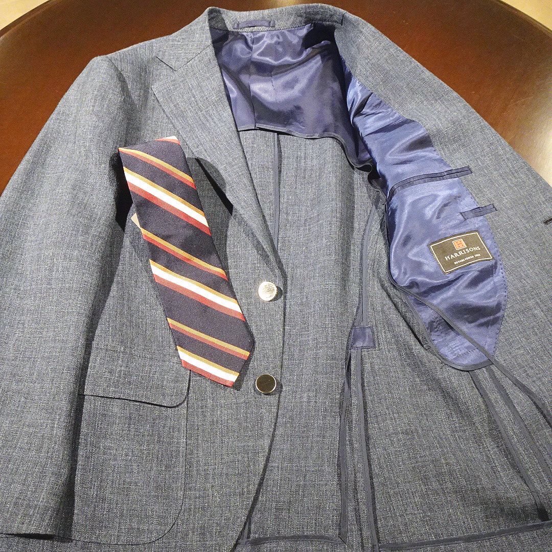 noma56's tweet image. 英国・ハリソンズSEA SHELLコレクション、リネン＆テリレンのブレンド素材で、清涼感とシワになりにくさを併せ持つインクブルー半裏ジャケットです。

#bespokejacket #harrisonsofedinburgh #ハリソンズ #インクブルージャケット 
#sk