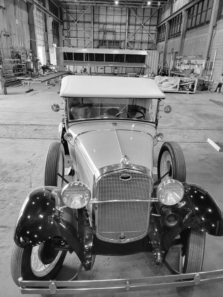 BlackBox_MFG's tweet photo. Doing favors for your neighbors has its perks... 1930 Ford Model A Roadster with a backdrop of a Air Box 40' with evaporative coolers. https://t.co/tzym7y69rB