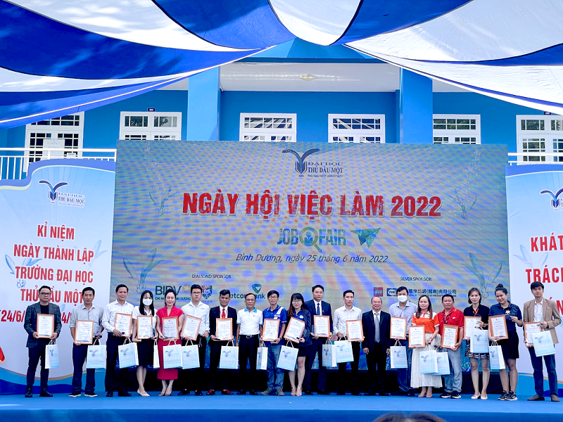 hostifyvn's tweet photo. Ngày 25/6 vừa qua, Ngày hội việc làm lần thứ 9 - ĐH Thủ Dầu Một đã diễn ra, với sự tham gia của Công ty https://t.co/cmMzj1PKpD RUNSYSTEM với gian hàng tuyển dụng https://t.co/O4CzuLK8Ws thu hút sự nhiều sự quan tâm → Chi tiết: https://t.co/i01wghh1uk https://t.co/5Ax5PyiAsR