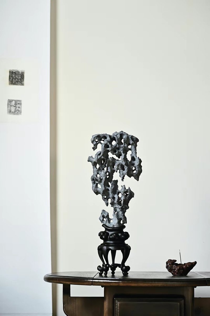wangzaibibibi's tweet photo. 石瘦而清，洞壑舒朗，肌理皱透莫测，坐观清赏，豁然眼目。（太湖石） https://t.co/OyO1Da6o8f