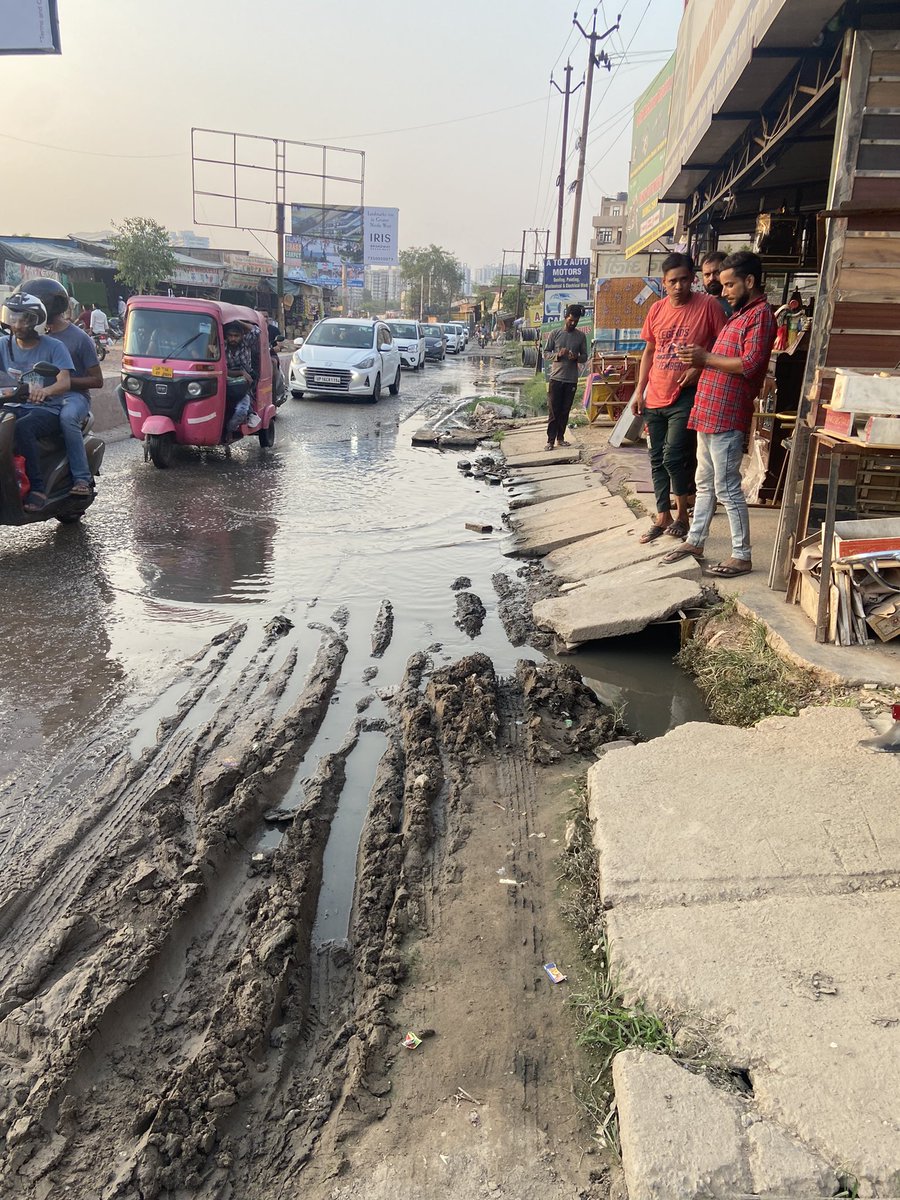 Healththewealth's tweet photo. @CMOfficeUP village shahberi district gautab budh nagar thana bishrakh main road pe pani ka bura haal hai barish se phle roj 10000 vahan yaha se jate hai bhyankar jaam lagta hai koi jan sunvye nahi plz iska samadhan kreye https://t.co/DWXrPx6pcN