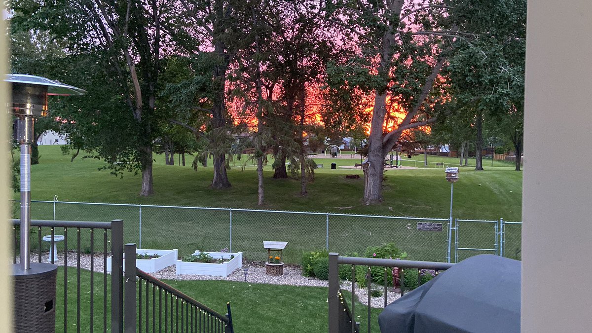 rogerapage's tweet photo. Doo doo doo, lookinโ out my back door
#YPA #SaskSunset ๐๐๐ https://t.co/tjV18bDH7S