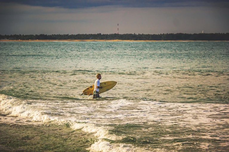 S_MorningLight's tweet photo. THE WAVES ARE STILL FREE
#MainPoint, #ArugamBay. May 2022. More@ https://t.co/KiyXSBHtxv
#landscapephotography #sportsphotography #travelphotography #beach #beachholiday #beachesofsrilanka #bestbeaches #destination_SriLanka #goldenhour #IndianOcean #seascapes #CanonSriLanka https://t.co/KAAg5fDte6