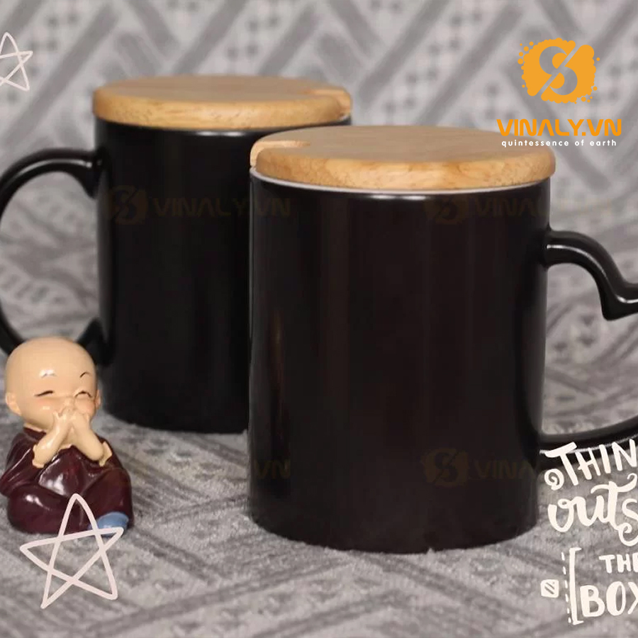 LysuVinaly's tweet photo. LY SỨ NẮP GỖ - SỰ KẾT HỢP CŨ VÀ MỚI 

Vinaly xin giới thiệu đến bạn sự kết hợp mới lạ của ly sứ in theo yêu cầu cùng với những chiếc nắp gỗ mang phong cách cổ điển tạo nên sựsự hữu ích và tiện lợi khi sử dụng https://t.co/beuDws7EYd