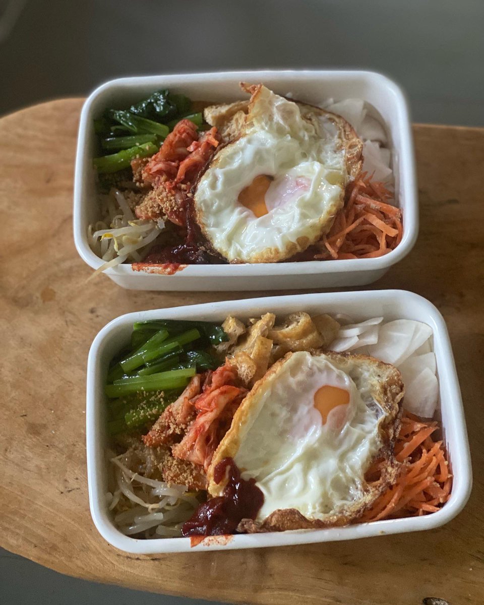 今日のお弁当は、ﾋﾟビムパﾌﾟ弁当。6種類のナムルと、キムチと目玉焼きをのせて。ごはんには、麦粒を混ぜて炊いて、炊き上がりに赤梅酢を混ぜた。