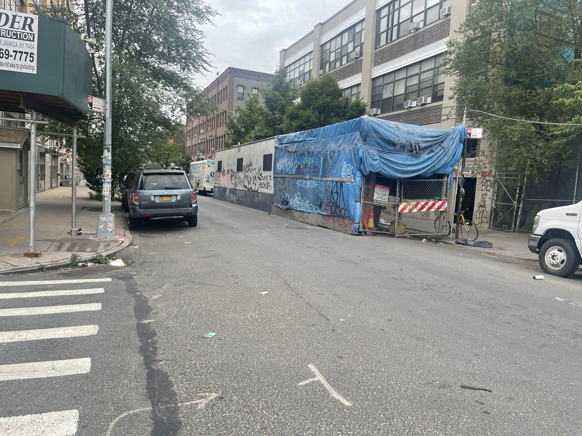 pwbuehler's tweet photo. Hey NYC MTA - how about you remove this construction shed - construction ended over a year ago, &amp; the permits expired. It blocks pedestrians’ views when crossing the street, is an eyesore as well as a rat hotel. 

@NYCTSubway @JenGutierrezNYC #bushwick @bushwickdaily @radiofreebk https://t.co/fnHYNjVHSf