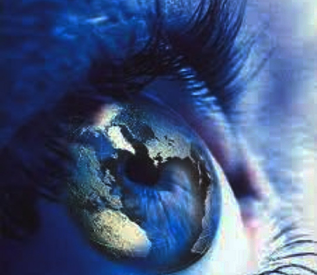 Un'identità forte è una finestra sul mondo, capace di includere in sé anche le altre. Se è debole, invece, si limita a glorificare se stessa, rinchiudendosi nei confini del localismo. #RaffaeleLaCapria <a href="/CasaLettori/">Casa Lettori</a> #Napoli inside