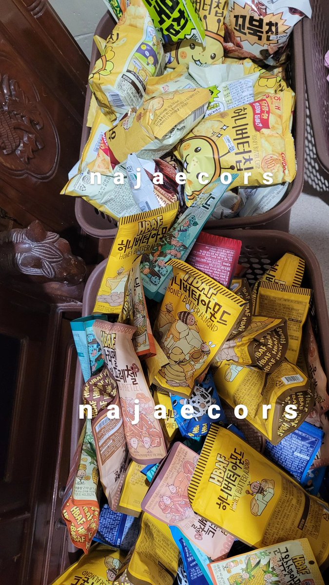 najaecors's tweet image. [help rt!] hello warga twitterr, aku mau clereance sale barang-barang dari koreaa sebelum balik lagi! ada kolbuk, keychain, washi tape, jajanan ringan, kanu, dan terlucuuu boneka daisooo &amp;amp; sebagaainyyyaaw 🥺💐💗 bakal aku sale ditiktok ya, yang mau link nya ada dibawah, tysm🥺💗