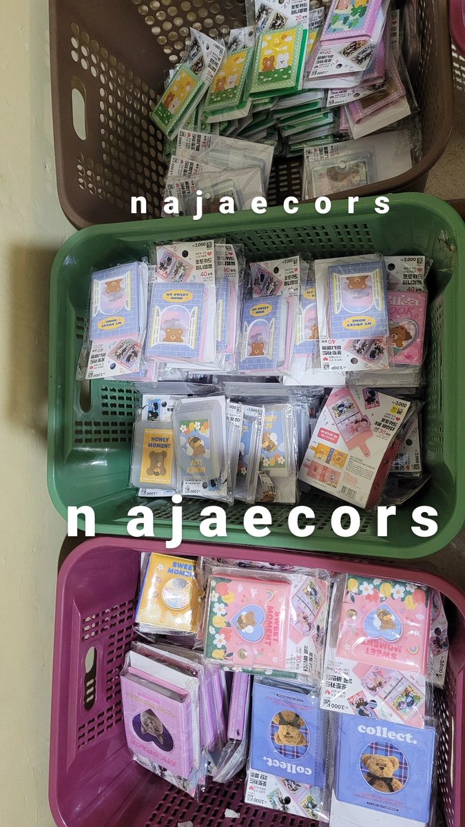najaecors's tweet image. [help rt!] hello warga twitterr, aku mau clereance sale barang-barang dari koreaa sebelum balik lagi! ada kolbuk, keychain, washi tape, jajanan ringan, kanu, dan terlucuuu boneka daisooo &amp;amp; sebagaainyyyaaw 🥺💐💗 bakal aku sale ditiktok ya, yang mau link nya ada dibawah, tysm🥺💗